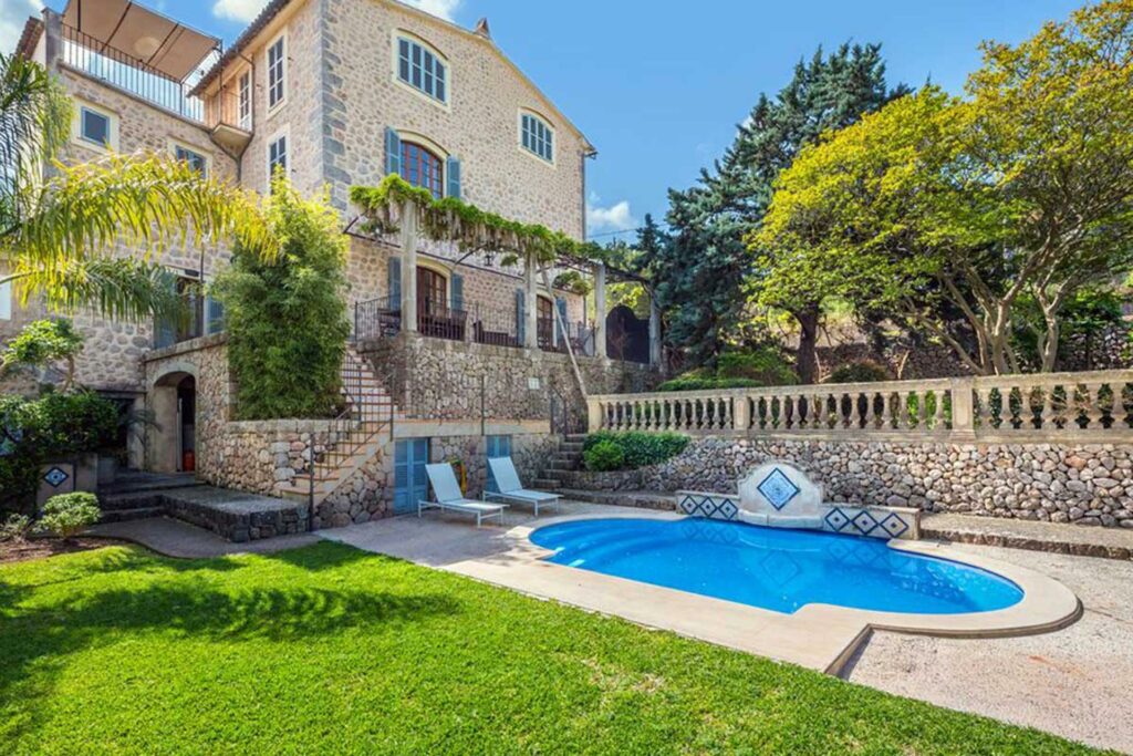 Large gardens and pool are elements of this detached house for sale in Soller. Views to the mountains