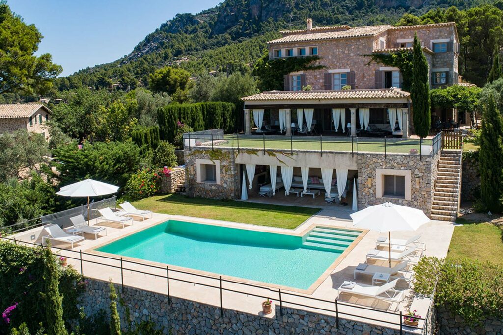 Overview of the villa in Deia with pool and sun loungers