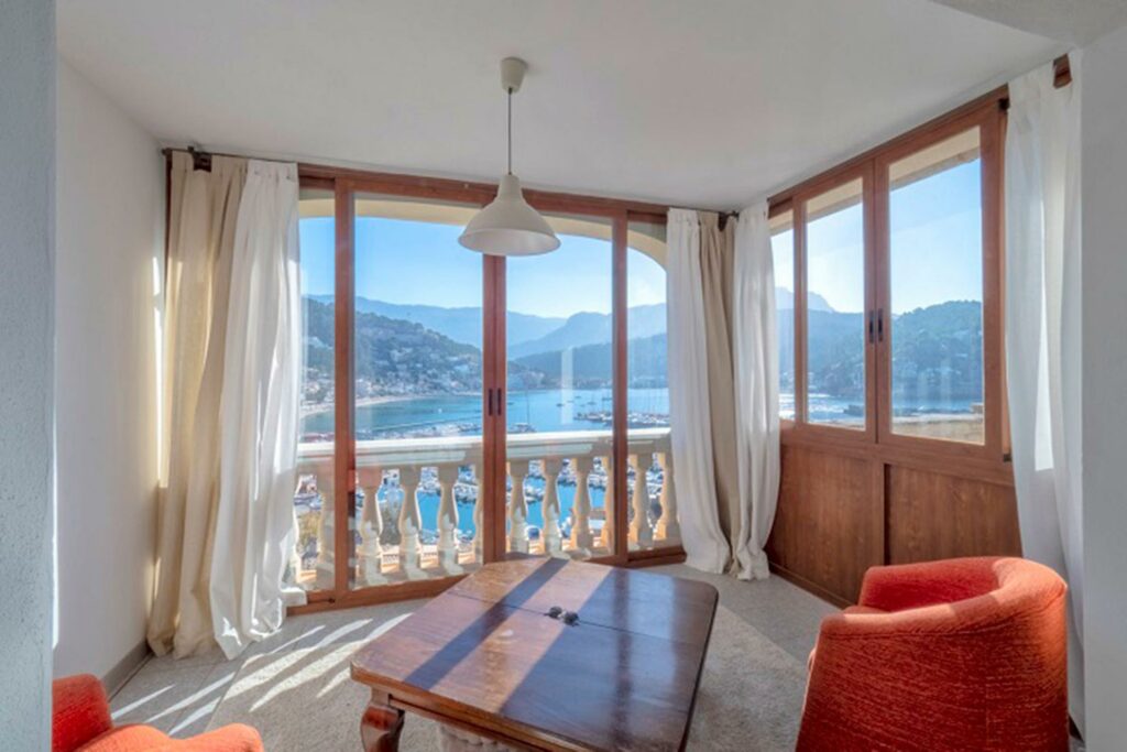 Sitting room with views over the harbour of Port de Soller and the mountains