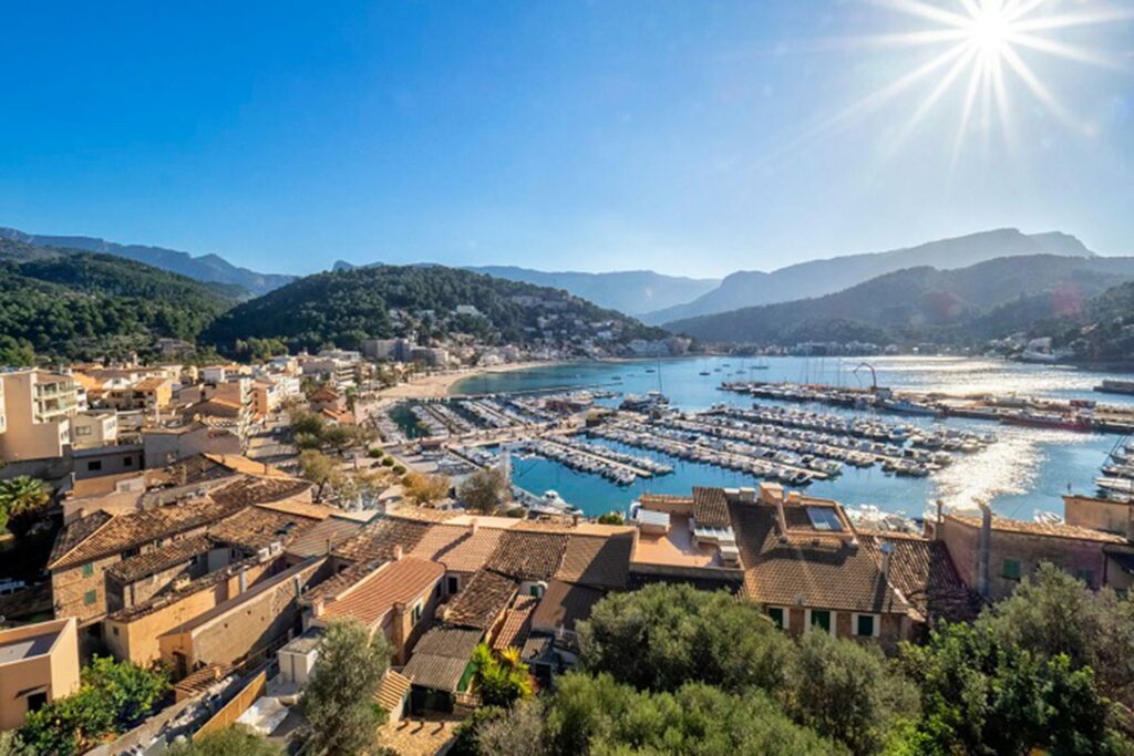 Spectacular sea views from this Penthouse apartament located in Port de Soller Mallorca