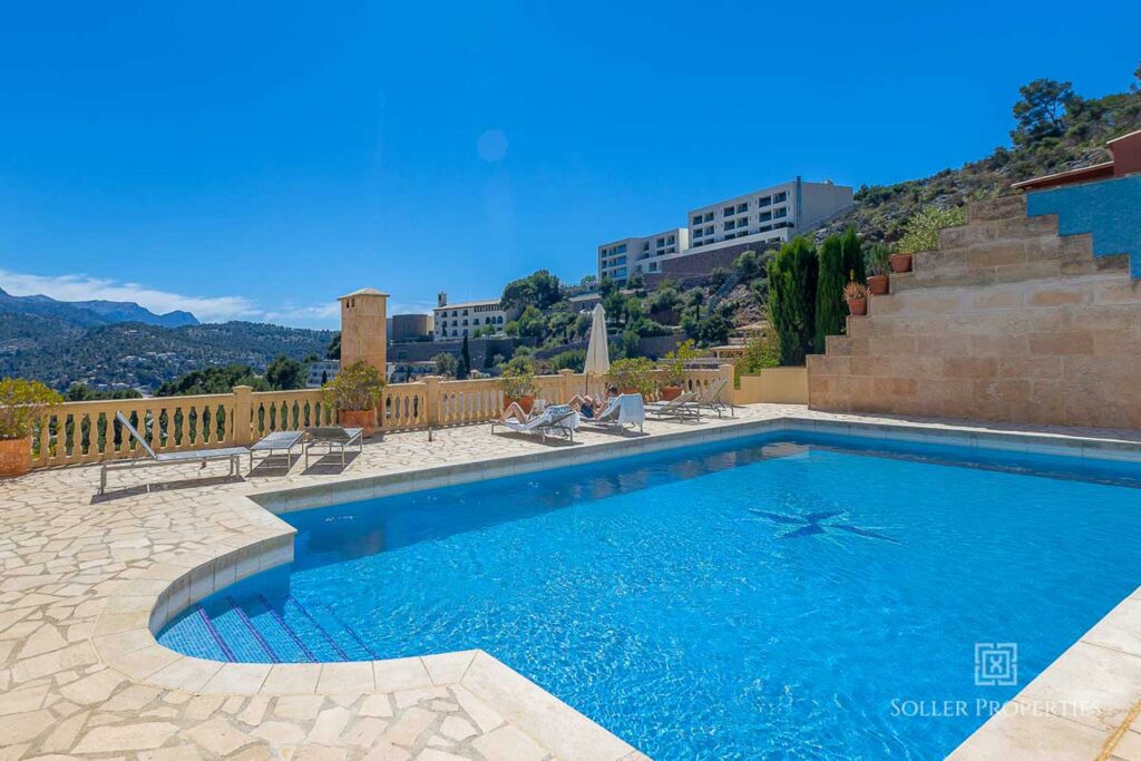 Communal pool of this duplex apartment in Port de Soller