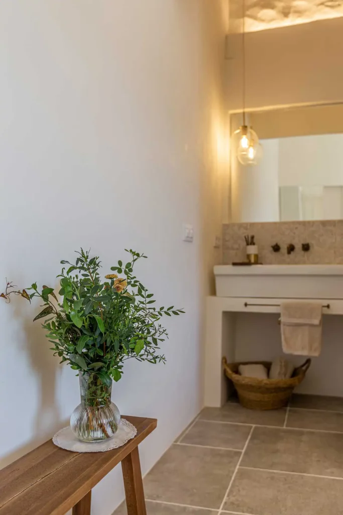 Efficient project management in Mallorca: Bathroom with modern suspended light, showcasing our attention to detail.